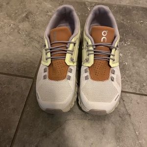 Women’s on cloud 5 size 6.5